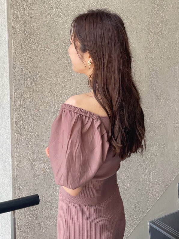 ブラウン系のワンピース、ベージュ系のサンダルを着用したレディースの春コーディネートの5枚目の写真