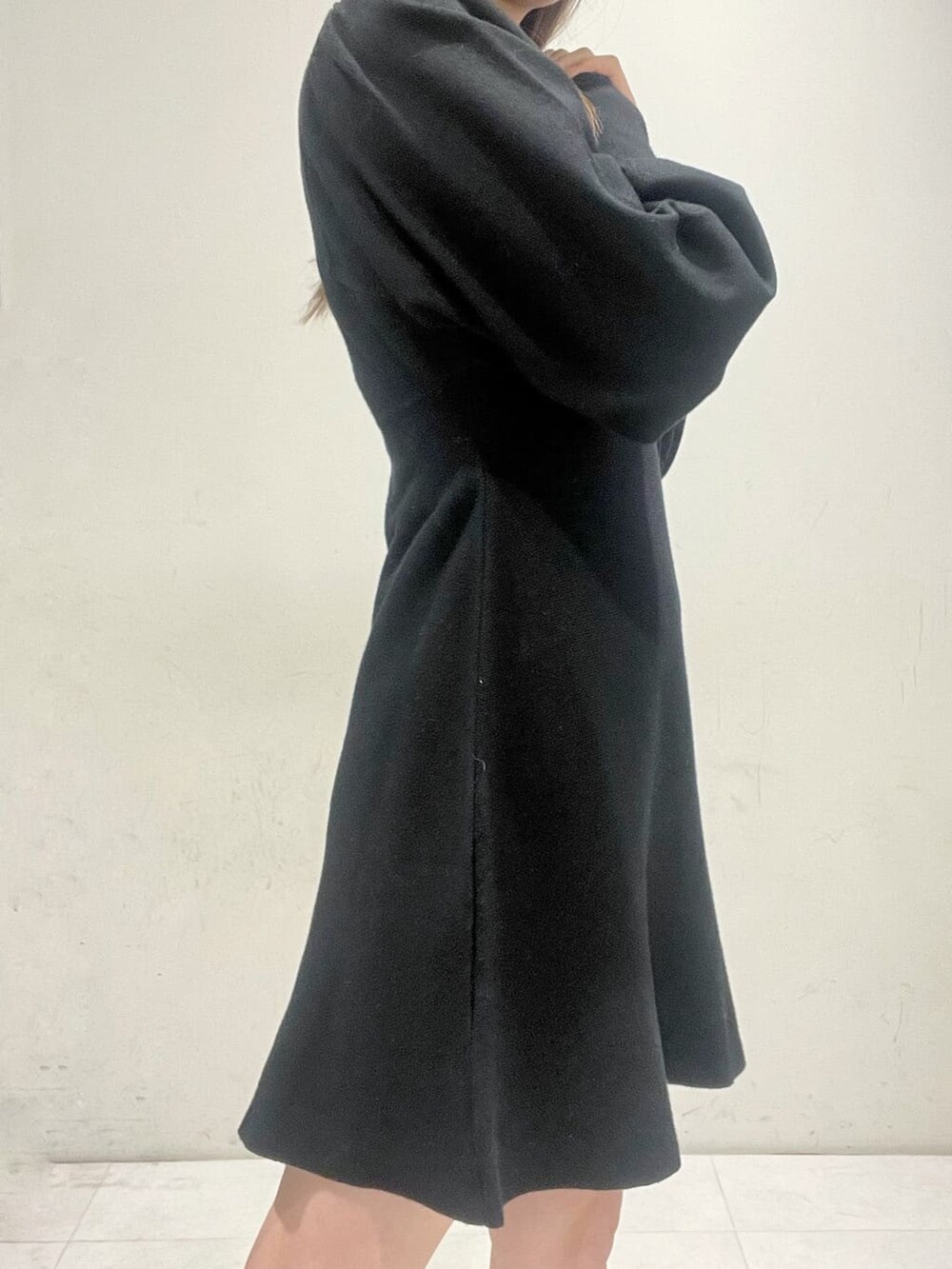 ホワイト系のブーツ、ブラック系のワンピース、ブラック系のハットを着用したレディースの冬コーディネートの5枚目の写真