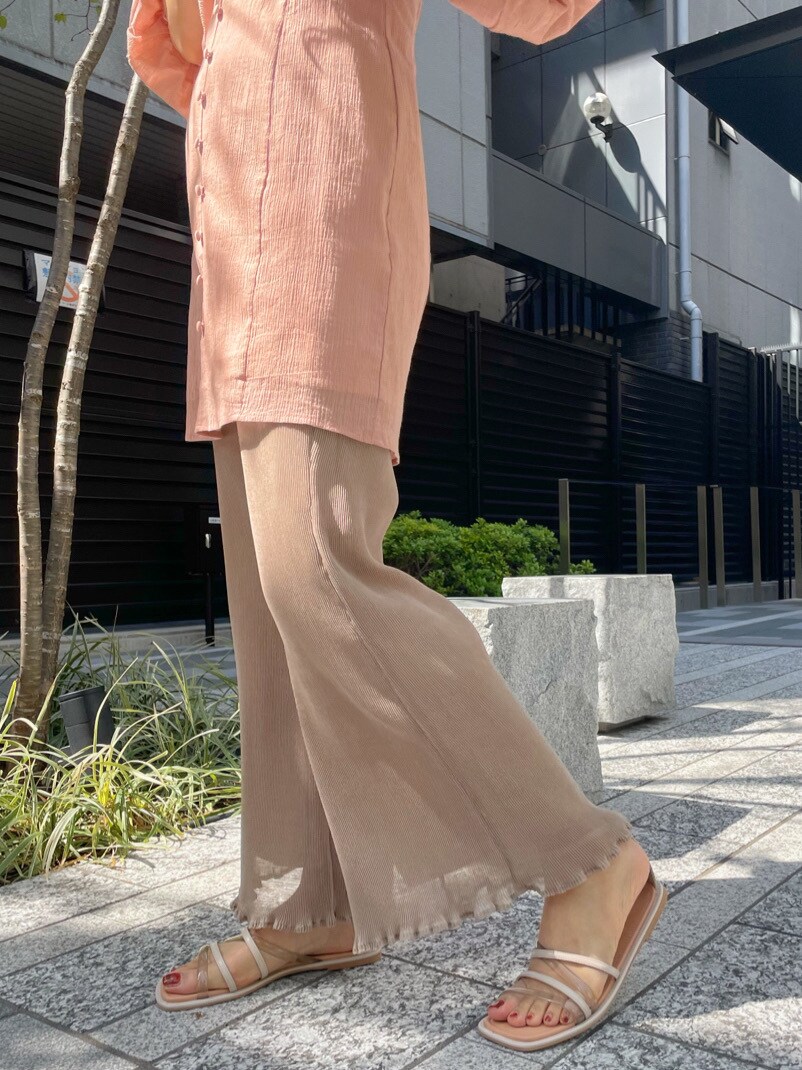 ピンク系のワンピース、ベージュ系のその他パンツ、ベージュ系のサンダルを着用したレディースの春コーディネートの7枚目の写真