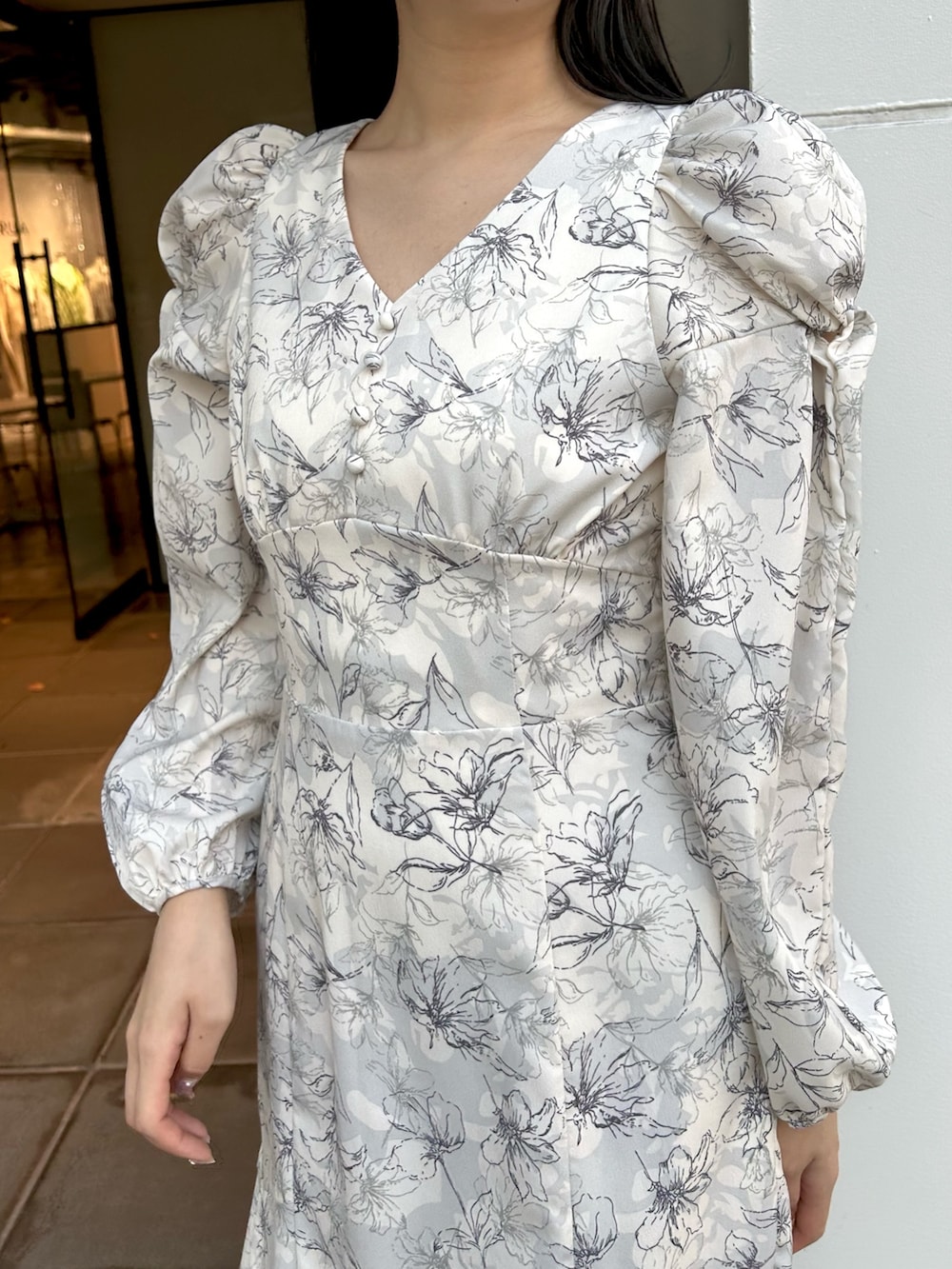 グレー系のワンピース、ホワイト系のブーツを着用したレディースの冬コーディネートの5枚目の写真