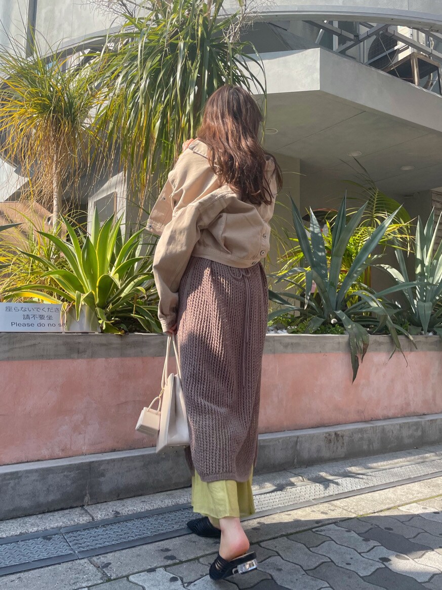 ブラウン系のワンピース、イエロー系のその他パンツ、ベージュ系のトートバッグを着用したレディースの春コーディネートの2枚目の写真