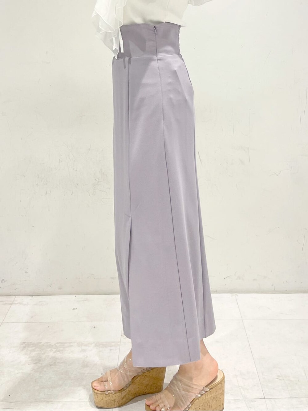 パープル系のスカート、その他のサンダル、ホワイト系のニット/セーターを着用したレディースの春コーディネートの8枚目の写真