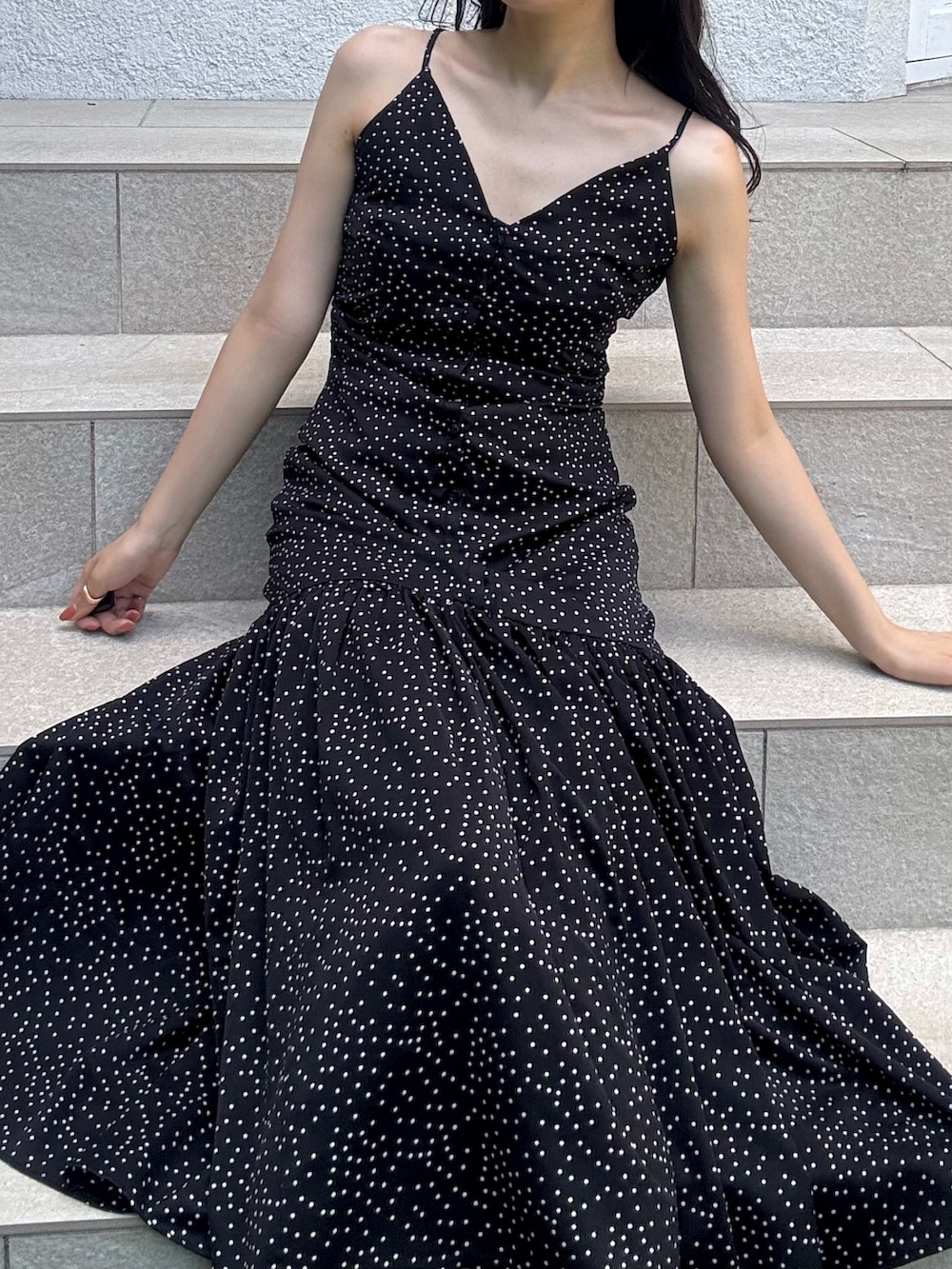 ブラック系のワンピースを着用したレディースの夏コーディネートの3枚目の写真