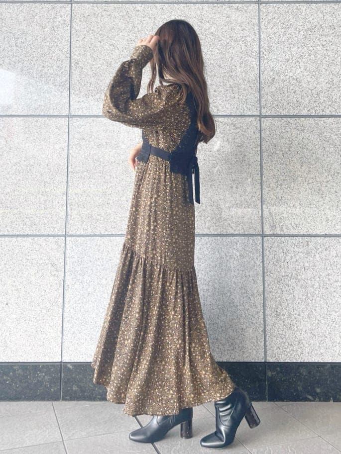 ブラック系のその他シューズ、ブラック系のテーラードジャケット、ブラック系のワンピースを着用したレディースの秋コーディネートの5枚目の写真