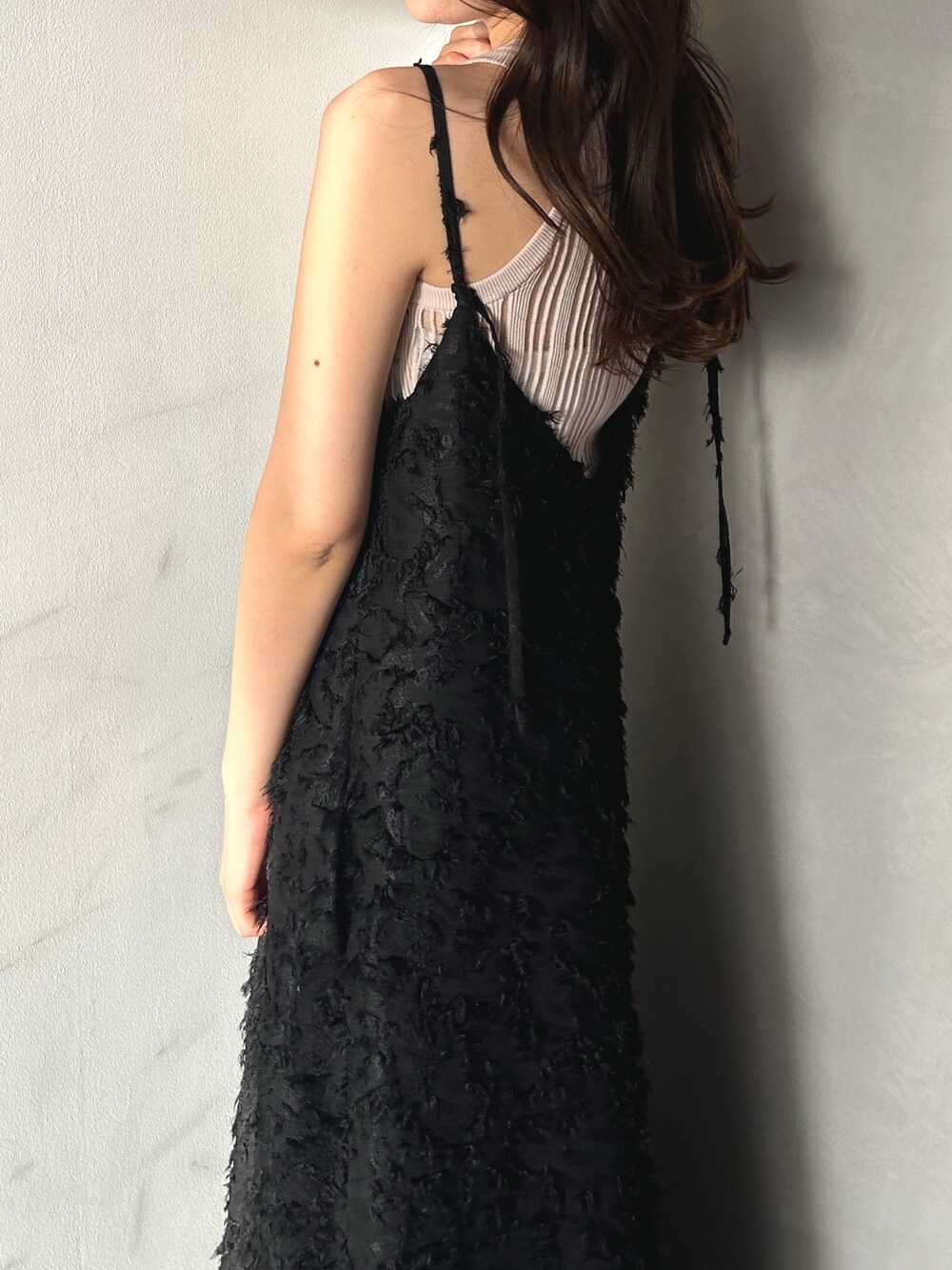 ベージュ系のニット/セーター、ブラック系のワンピースを着用したレディースの春コーディネートの5枚目の写真