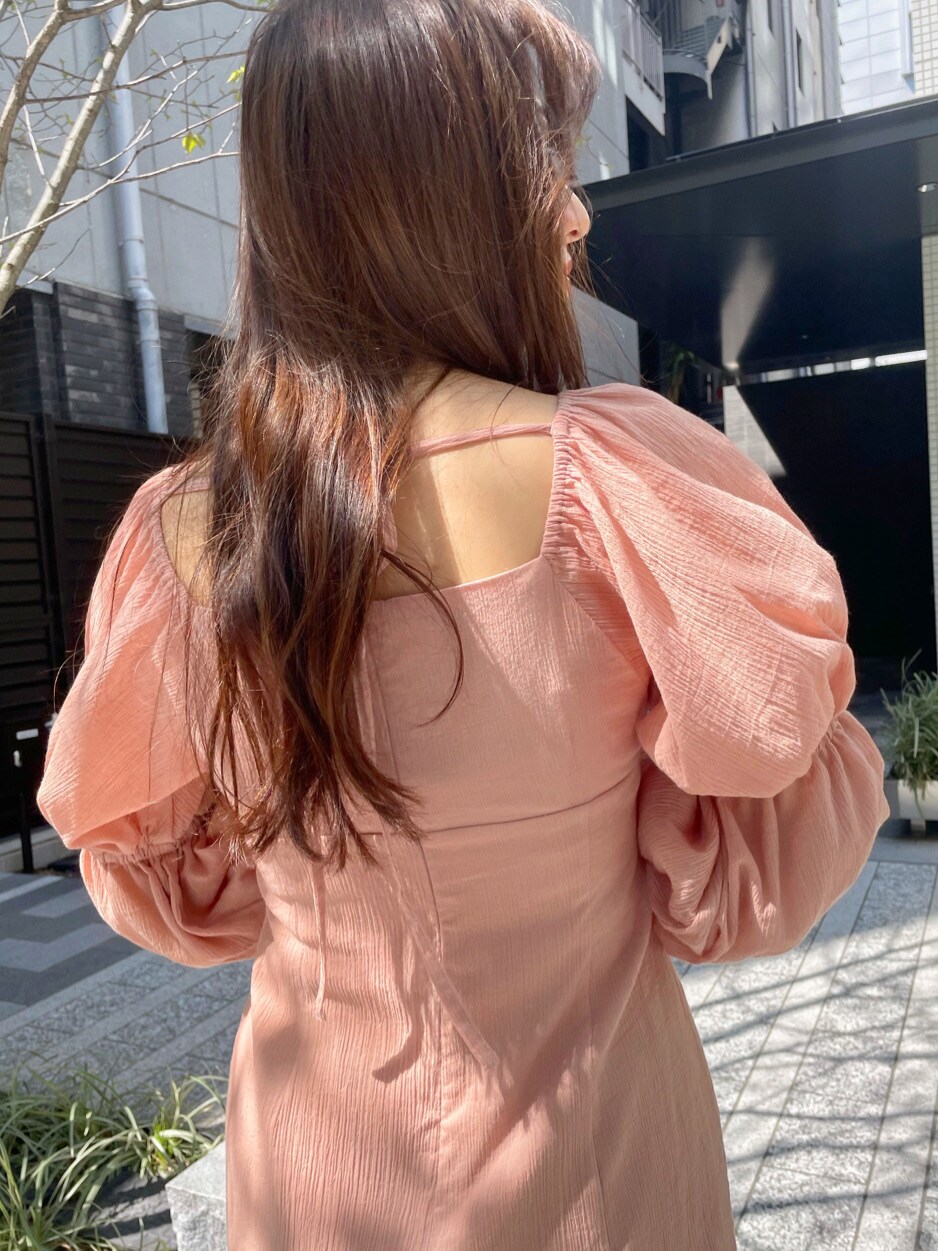 ピンク系のワンピース、ベージュ系のその他パンツ、ベージュ系のサンダルを着用したレディースの春コーディネートの3枚目の写真