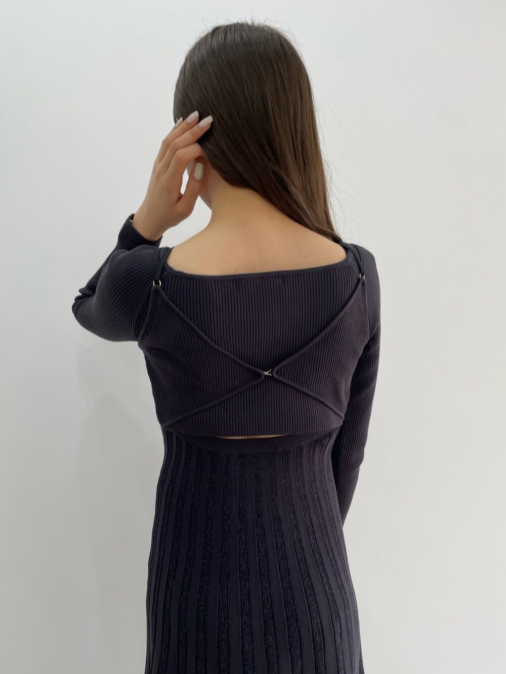 グレー系のワンピース、ホワイト系のトレンチコートを着用したレディースの冬コーディネートの4枚目の写真