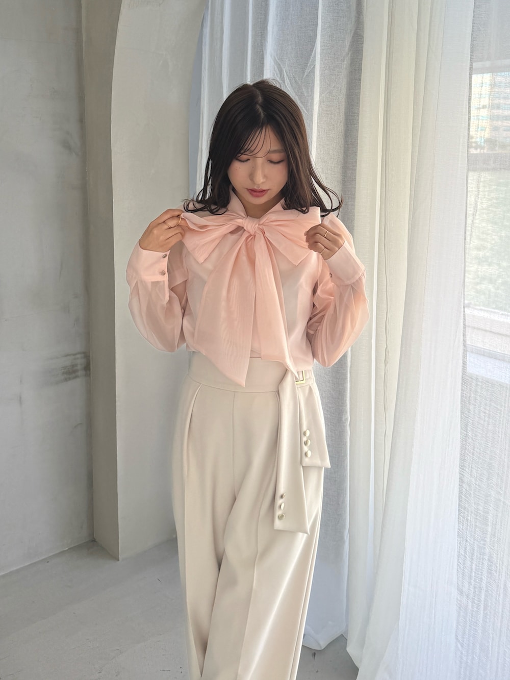 ホワイト系のテーラードジャケット、ホワイト系のその他パンツ、ホワイト系のパンプスを着用したレディースの冬コーディネートの8枚目の写真