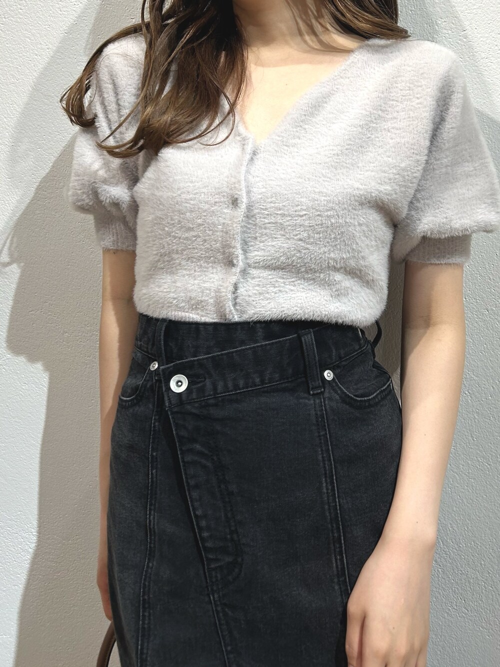 グレー系のカーディガン/ボレロ、ブラック系のスカート、ブラウン系のブーツを着用したレディースの夏コーディネートの3枚目の写真