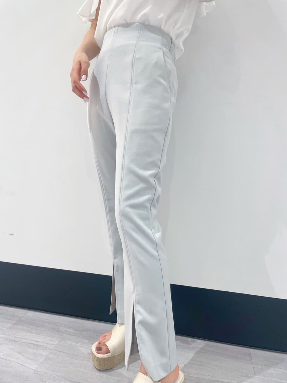 ホワイト系のシャツ/ブラウス、ブルー系のその他パンツ、ホワイト系のサンダルを着用したレディースの夏コーディネートの7枚目の写真