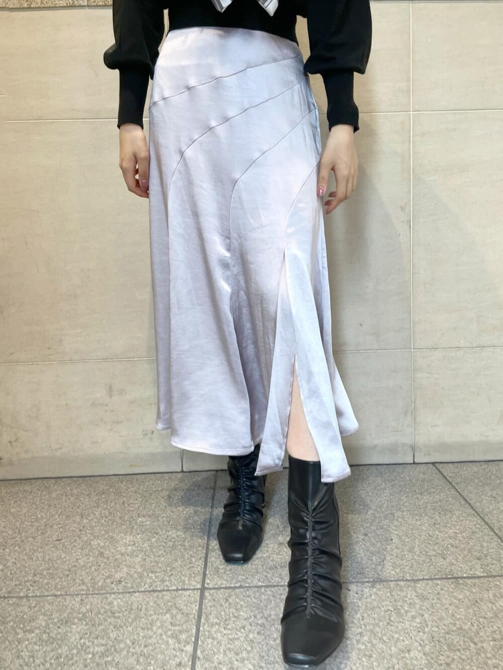 ブラック系のニット/セーター、ブラック系のその他シューズ、パープル系のスカートを着用したレディースの秋コーディネートの7枚目の写真