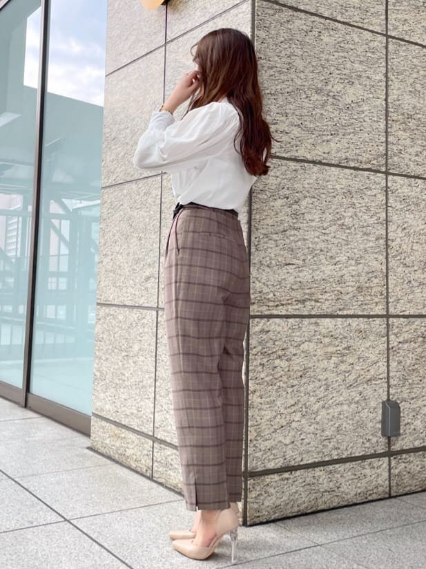 ベージュ系のパンプス、ブラウン系のその他パンツ、ホワイト系のシャツ/ブラウスを着用したレディースの秋コーディネートの2枚目の写真