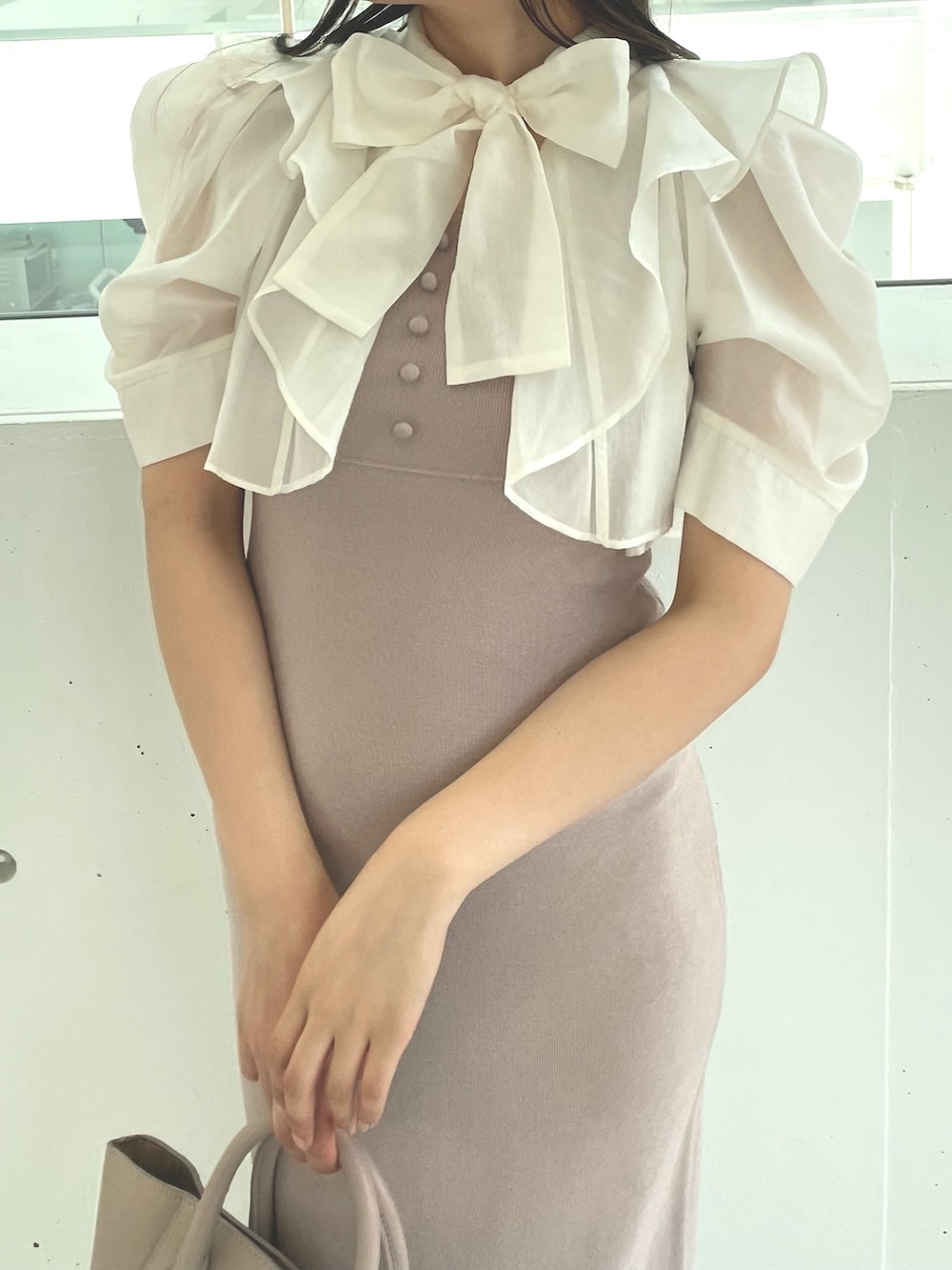 ホワイト系のブーツ、ベージュ系のワンピース、ベージュ系のハンドバッグを着用したレディースの夏コーディネートの5枚目の写真