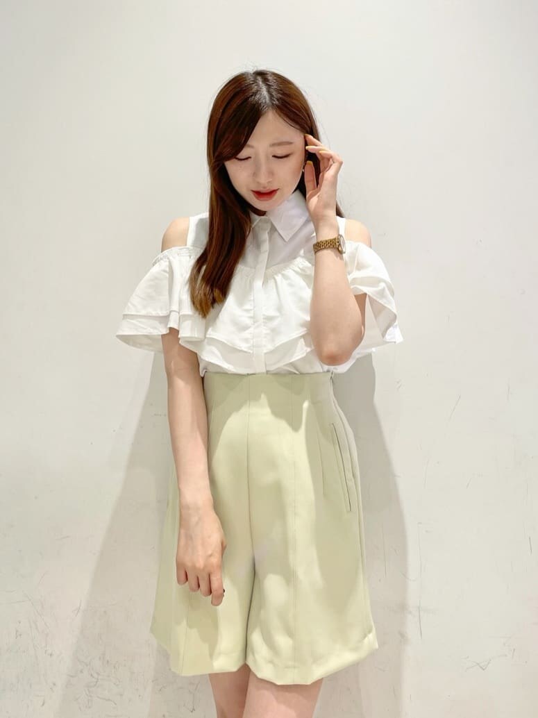 その他のサンダル、グリーン系のその他パンツ、ホワイト系のシャツ/ブラウスを着用したレディースの夏コーディネートの5枚目の写真