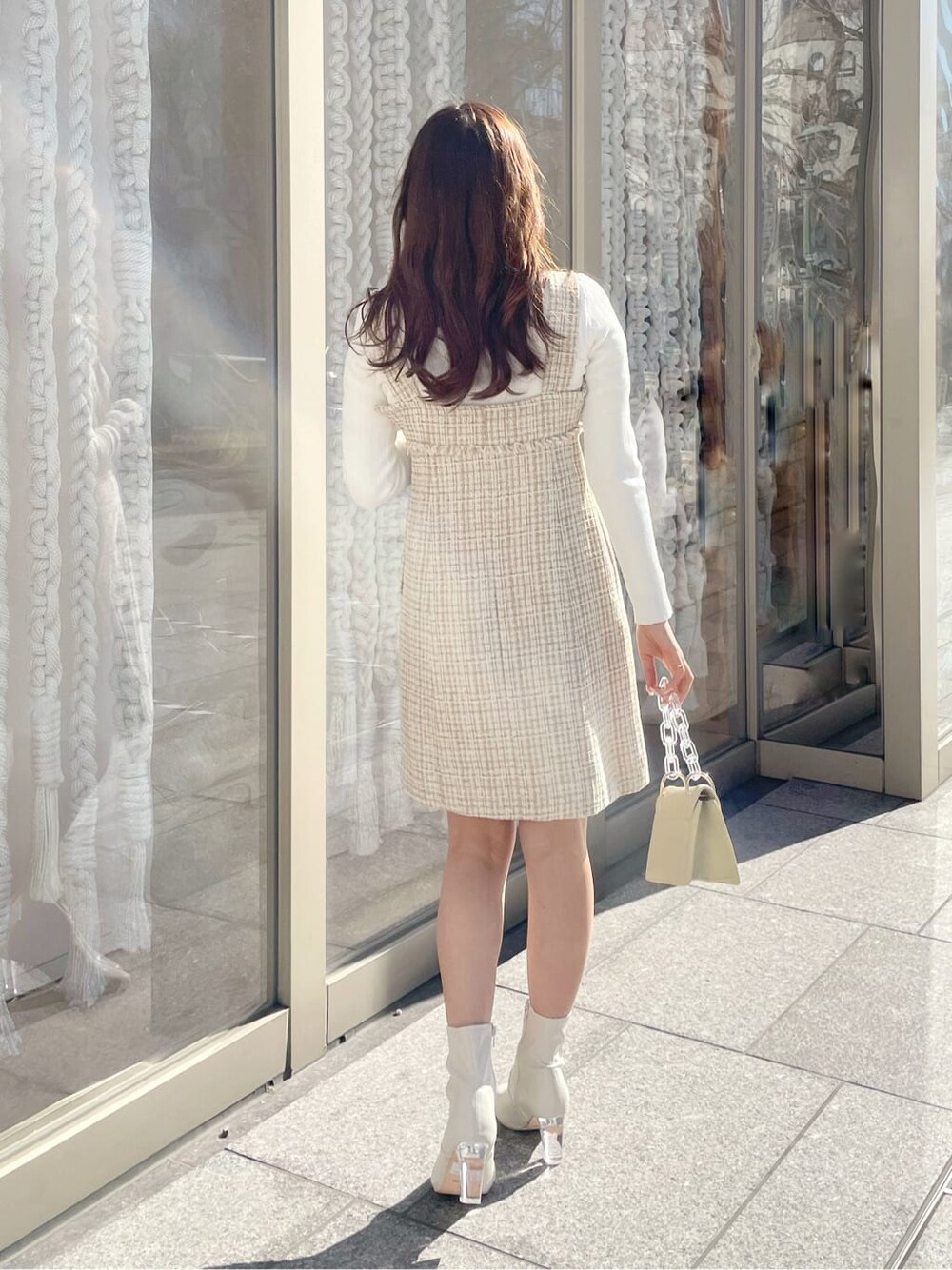 ホワイト系のニット/セーター、イエロー系のテーラードジャケット、イエロー系のワンピースを着用したレディースの冬コーディネートの6枚目の写真