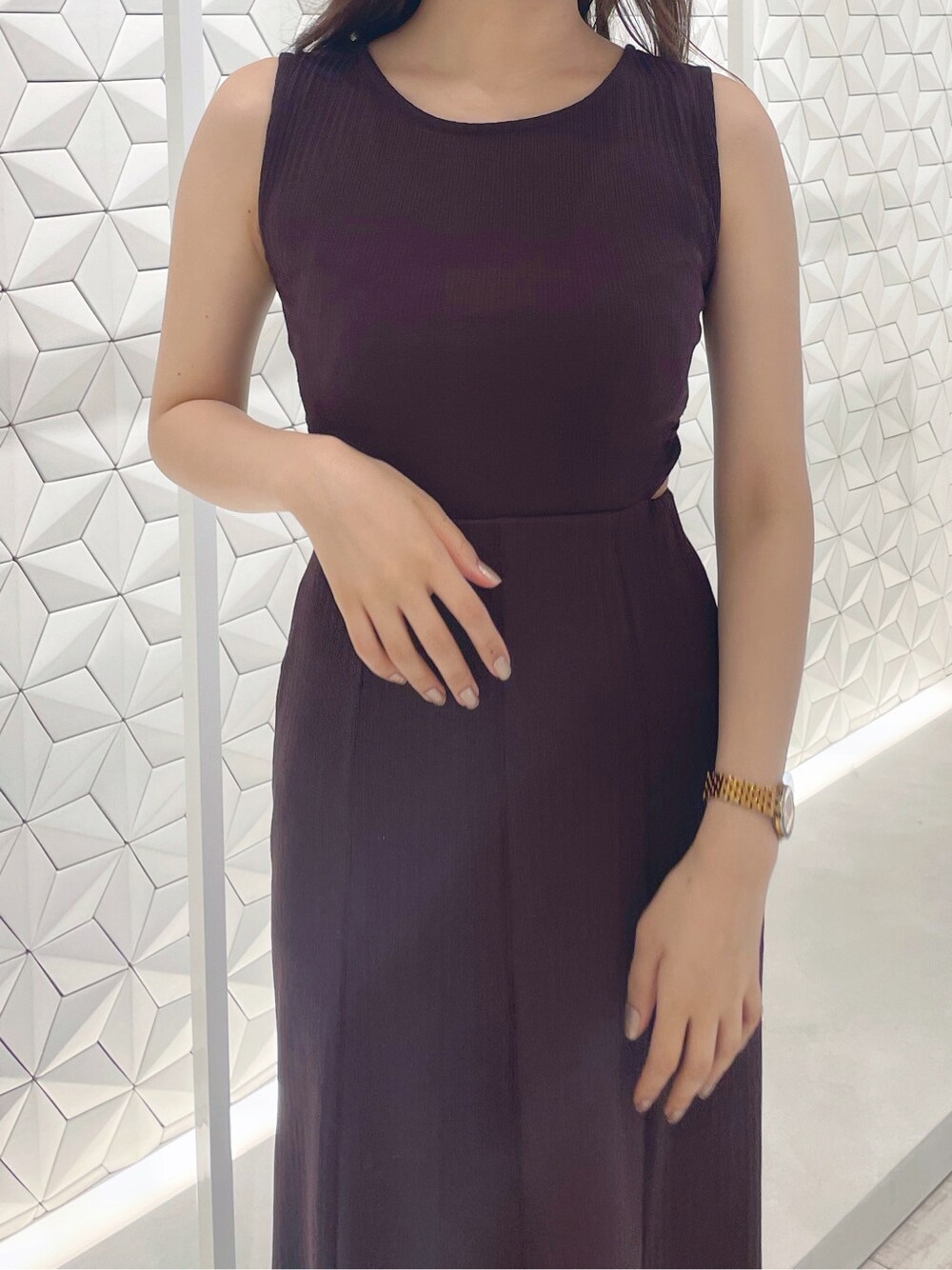 ブラウン系のサンダルを着用したレディースの夏コーディネートの4枚目の写真