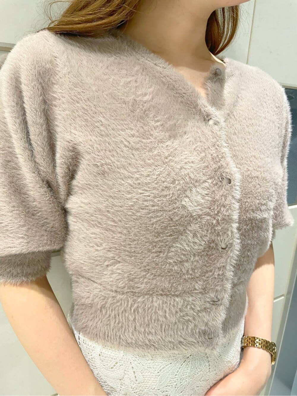 ホワイト系のスカート、ブラウン系のその他シューズ、ブラウン系のカーディガン/ボレロを着用したレディースの夏コーディネートの7枚目の写真