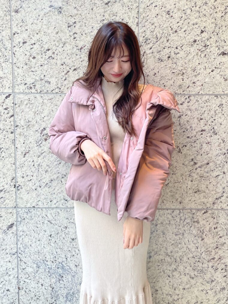 ブラウン系のその他シューズ、ピンク系の福袋/福箱を着用したレディースの秋コーディネートの4枚目の写真