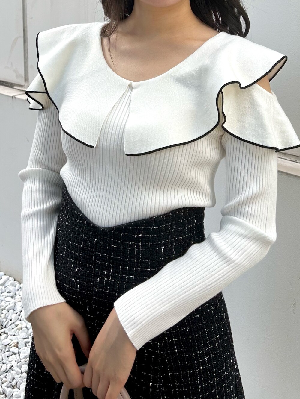 その他のニット/セーター、ベージュ系のハンドバッグ、ブラック系のスカートを着用したレディースの秋コーディネートの6枚目の写真