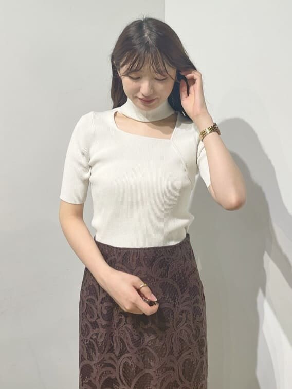 ブラウン系のスカート、ホワイト系のニット/セーターを着用したレディースの夏コーディネートの3枚目の写真