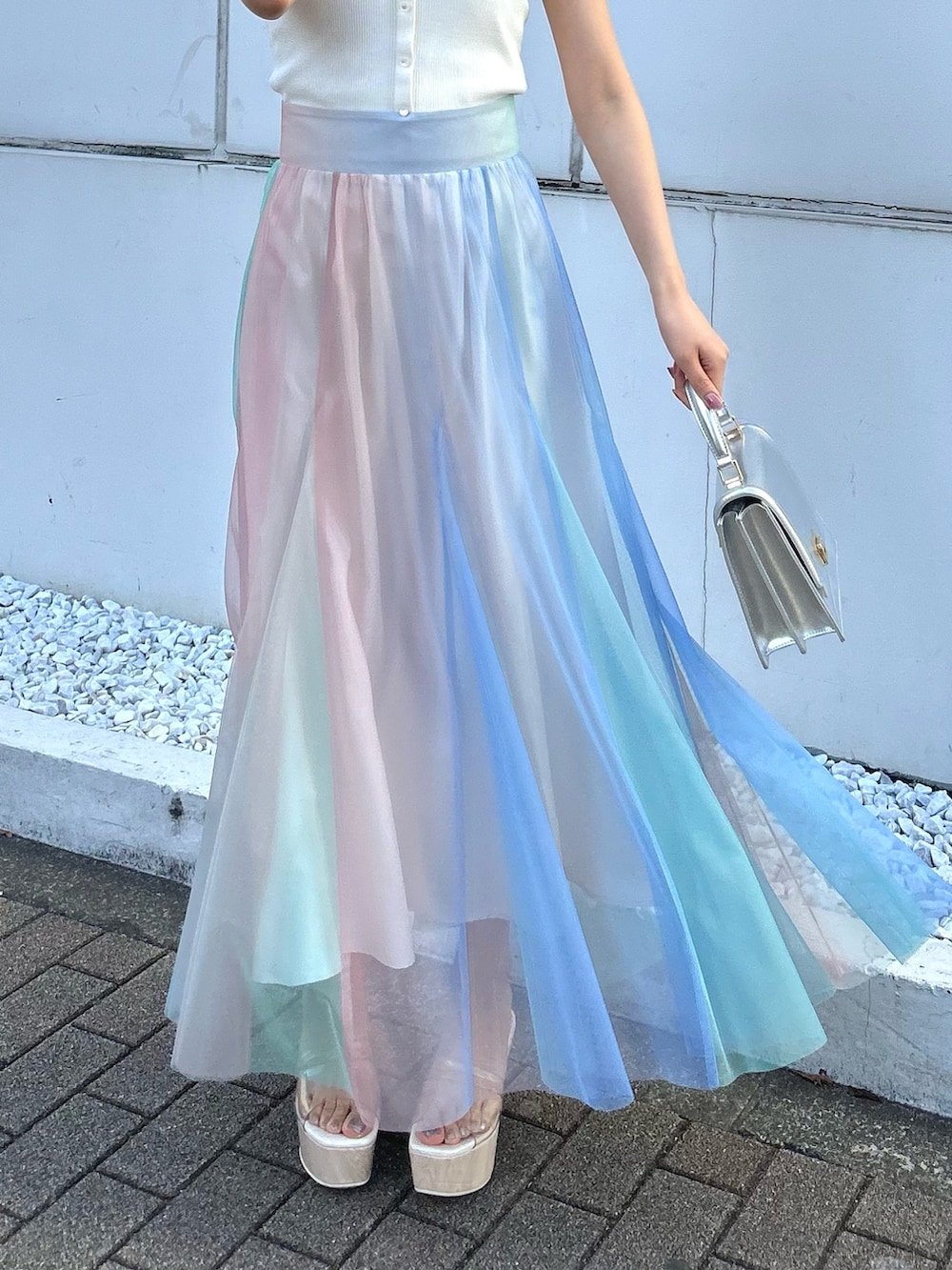 ホワイト系のニット/セーター、その他のサンダル、その他のスカートを着用したレディースの春コーディネートの8枚目の写真