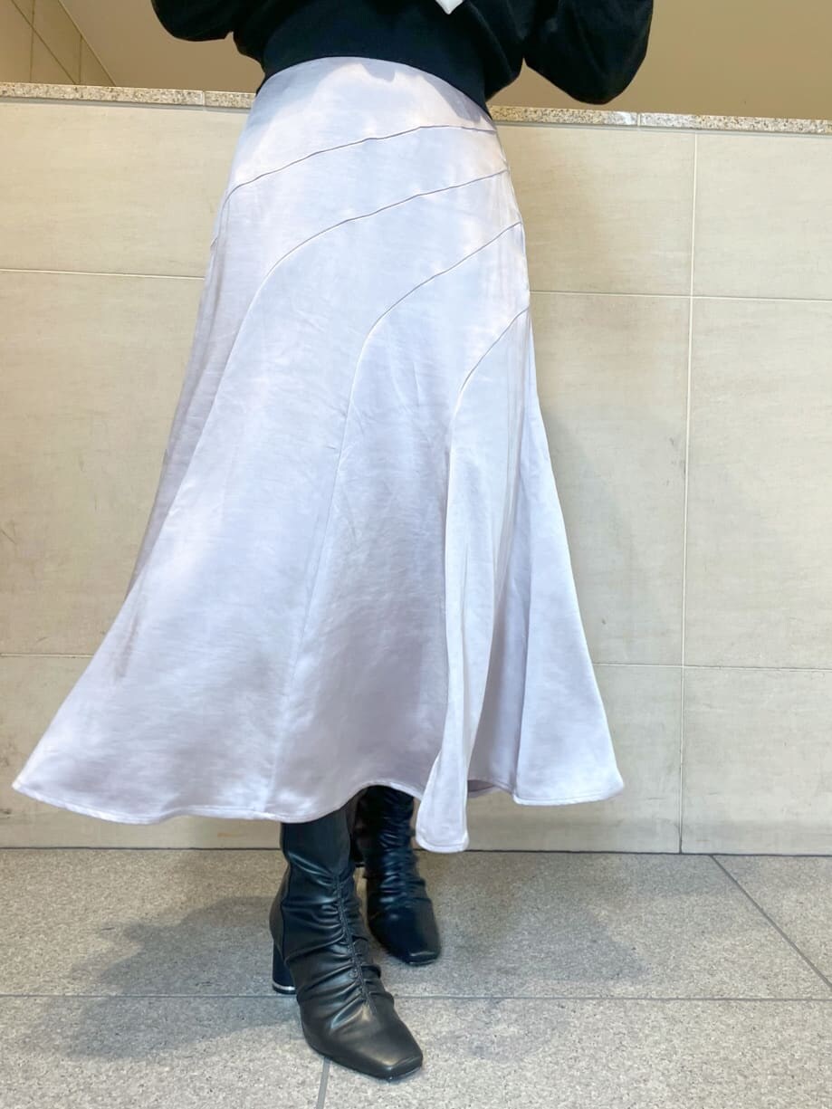 ブラック系のニット/セーター、ブラック系のその他シューズ、パープル系のスカートを着用したレディースの秋コーディネートの8枚目の写真