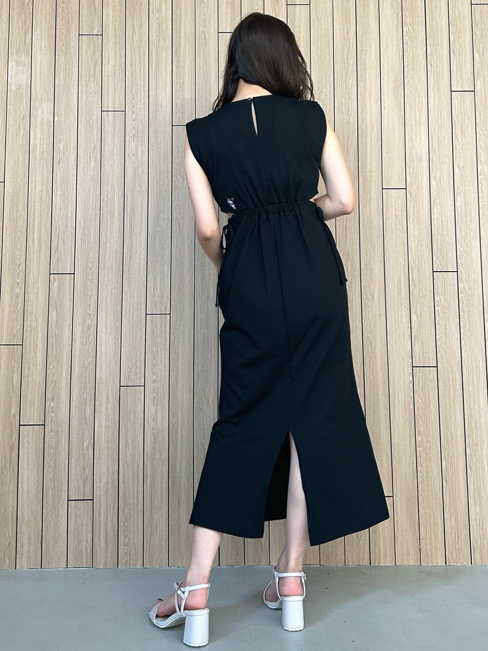 ブラック系のショルダーバッグ、ベージュ系のサンダル、ブラック系のワンピースを着用したレディースの春コーディネートの4枚目の写真