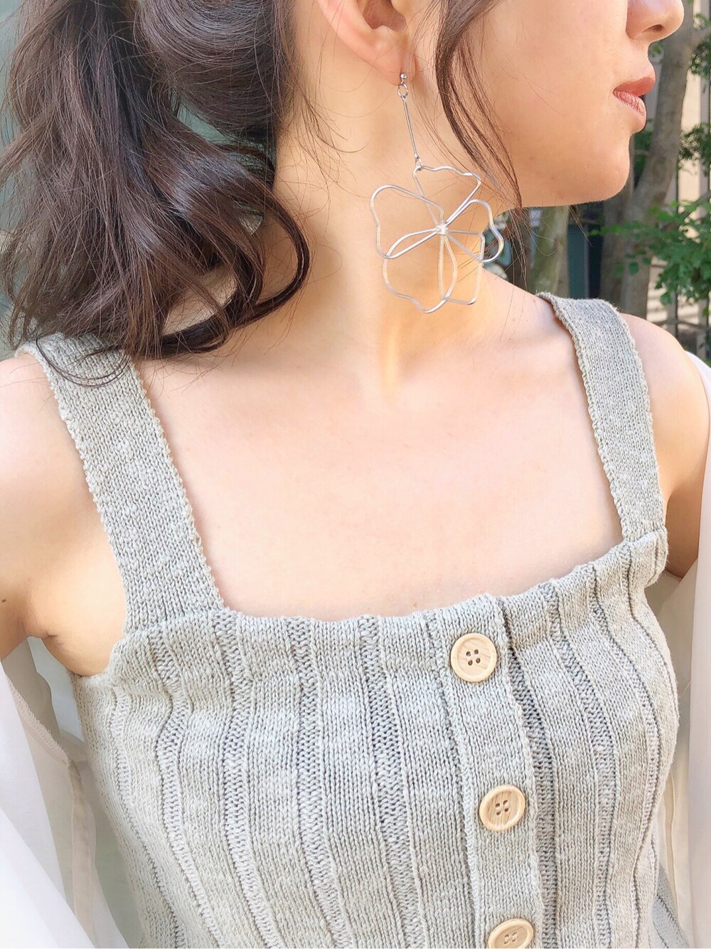 ホワイト系のシャツ/ブラウスを着用したレディースの夏コーディネートの3枚目の写真