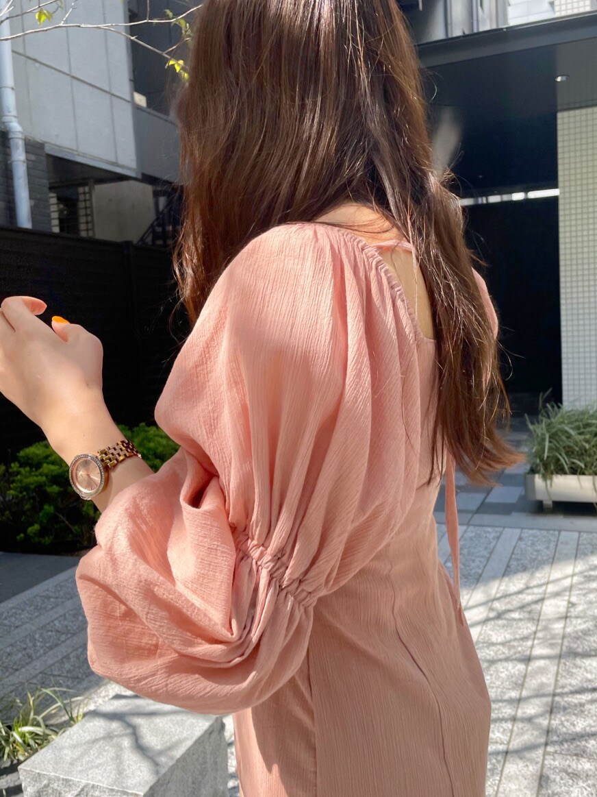 ピンク系のワンピース、ベージュ系のその他パンツ、ベージュ系のサンダルを着用したレディースの春コーディネートの2枚目の写真