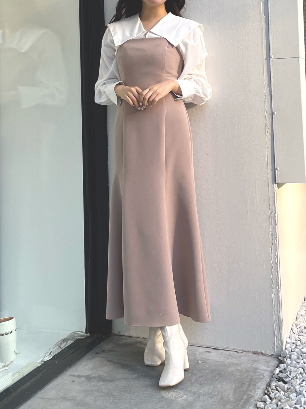 ベージュ系のワンピース、ブラウン系のチェスターコートを着用したレディースの冬コーディネートの2枚目の写真