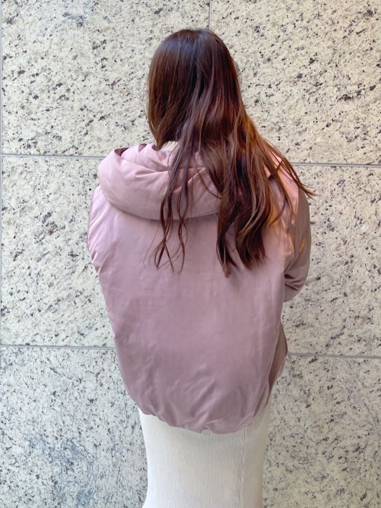 ブラウン系のその他シューズ、ピンク系の福袋/福箱を着用したレディースの秋コーディネートの5枚目の写真