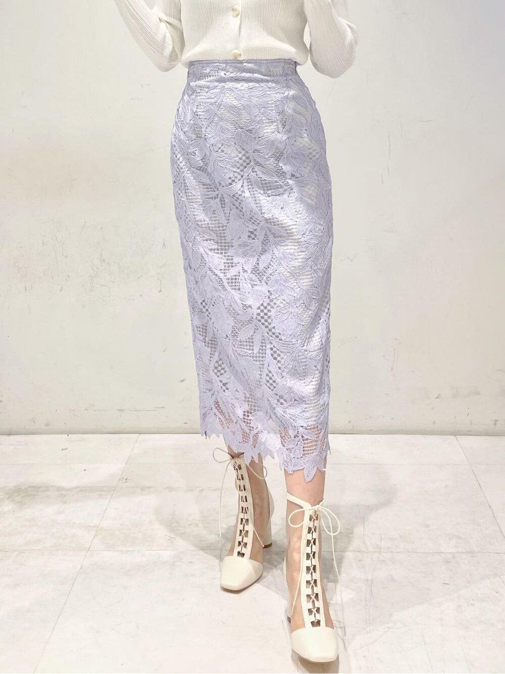 パープル系のスカート、ホワイト系のその他シューズ、ホワイト系のカーディガン/ボレロを着用したレディースの冬コーディネートの5枚目の写真