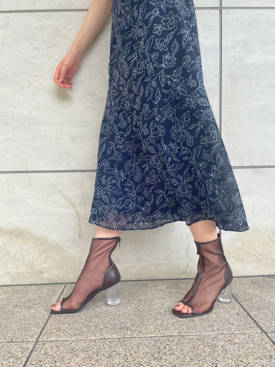 ブラック系のその他シューズ、ブルー系のワンピースを着用したレディースの夏コーディネートの8枚目の写真