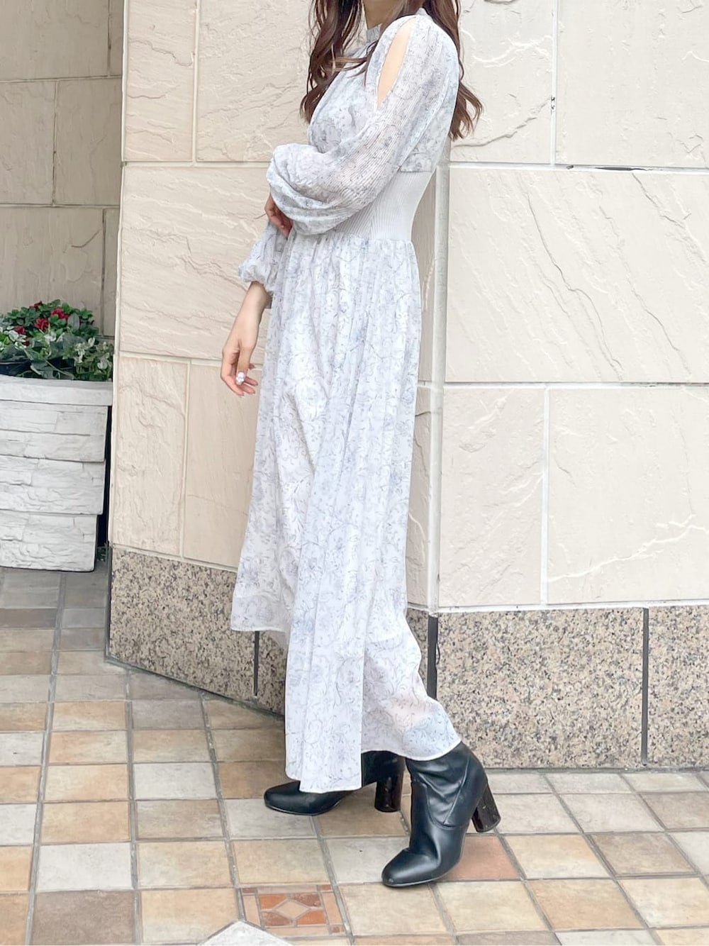 ホワイト系のワンピースを着用したレディースの冬コーディネートの3枚目の写真