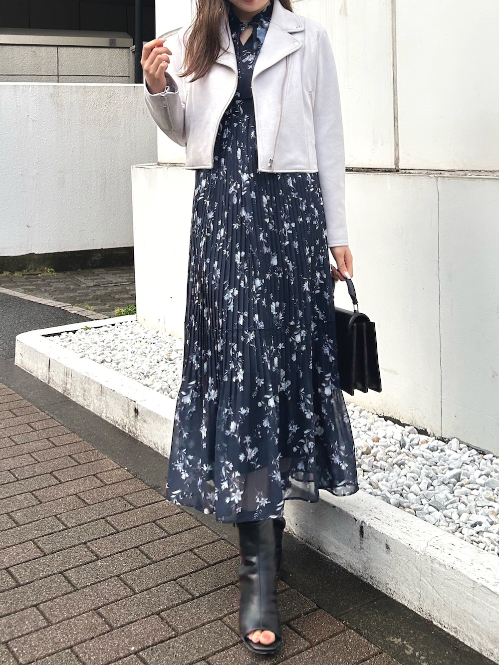 ブルー系のワンピース、ブラック系のブーツ、ブラック系のハンドバッグを着用したレディースの春コーディネートの10枚目の写真
