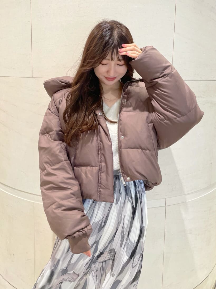 ブラウン系のその他アウター、グレー系のスカート、ホワイト系のニット/セーターを着用したレディースの秋コーディネートの4枚目の写真