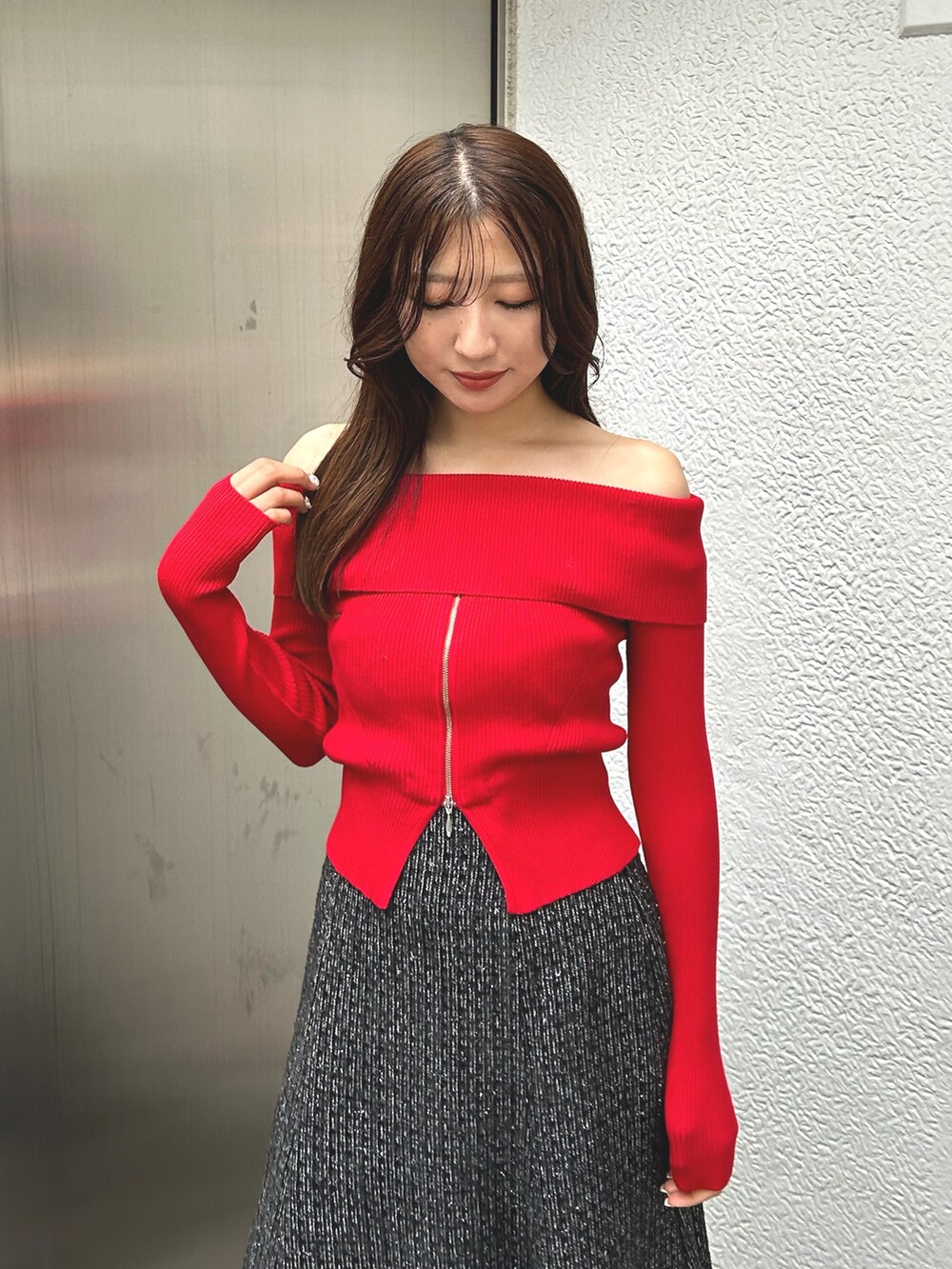 レッド系のニット/セーター、グレー系のその他アウター、ブラウン系のブーツを着用したレディースの冬コーディネートの5枚目の写真