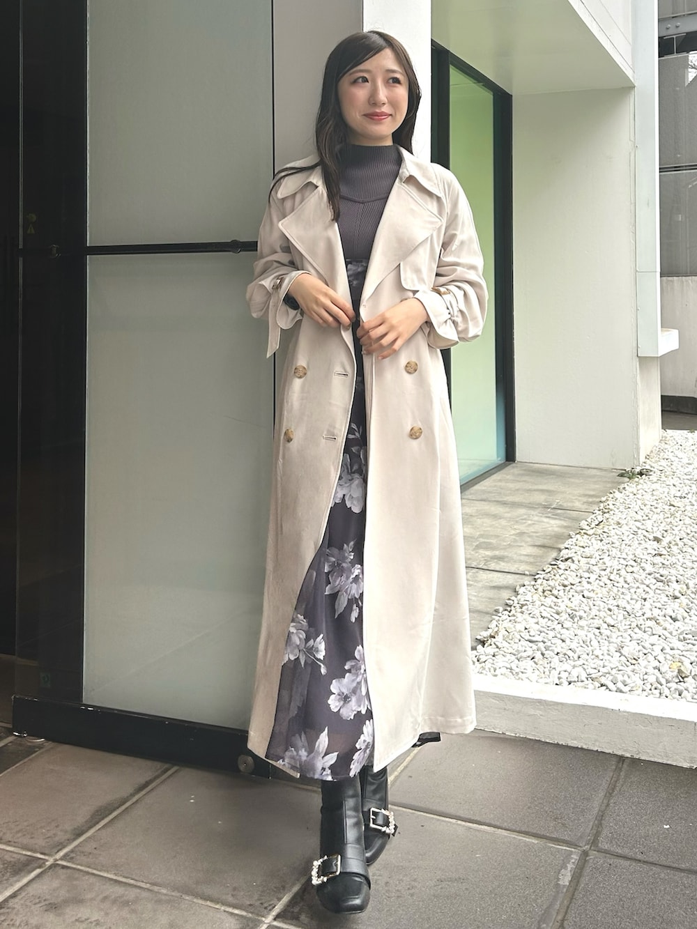 ホワイト系のトレンチコート、パープル系のワンピース、ブラック系のブーツを着用したレディースの冬コーディネートの2枚目の写真