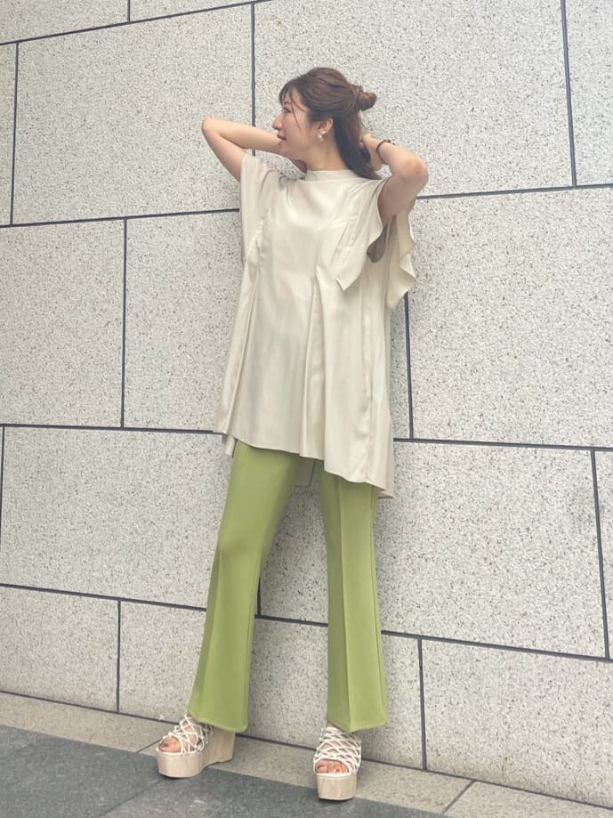 ホワイト系のサンダル、ベージュ系のシャツ/ブラウス、グリーン系のその他パンツを着用したレディースの夏コーディネートの2枚目の写真