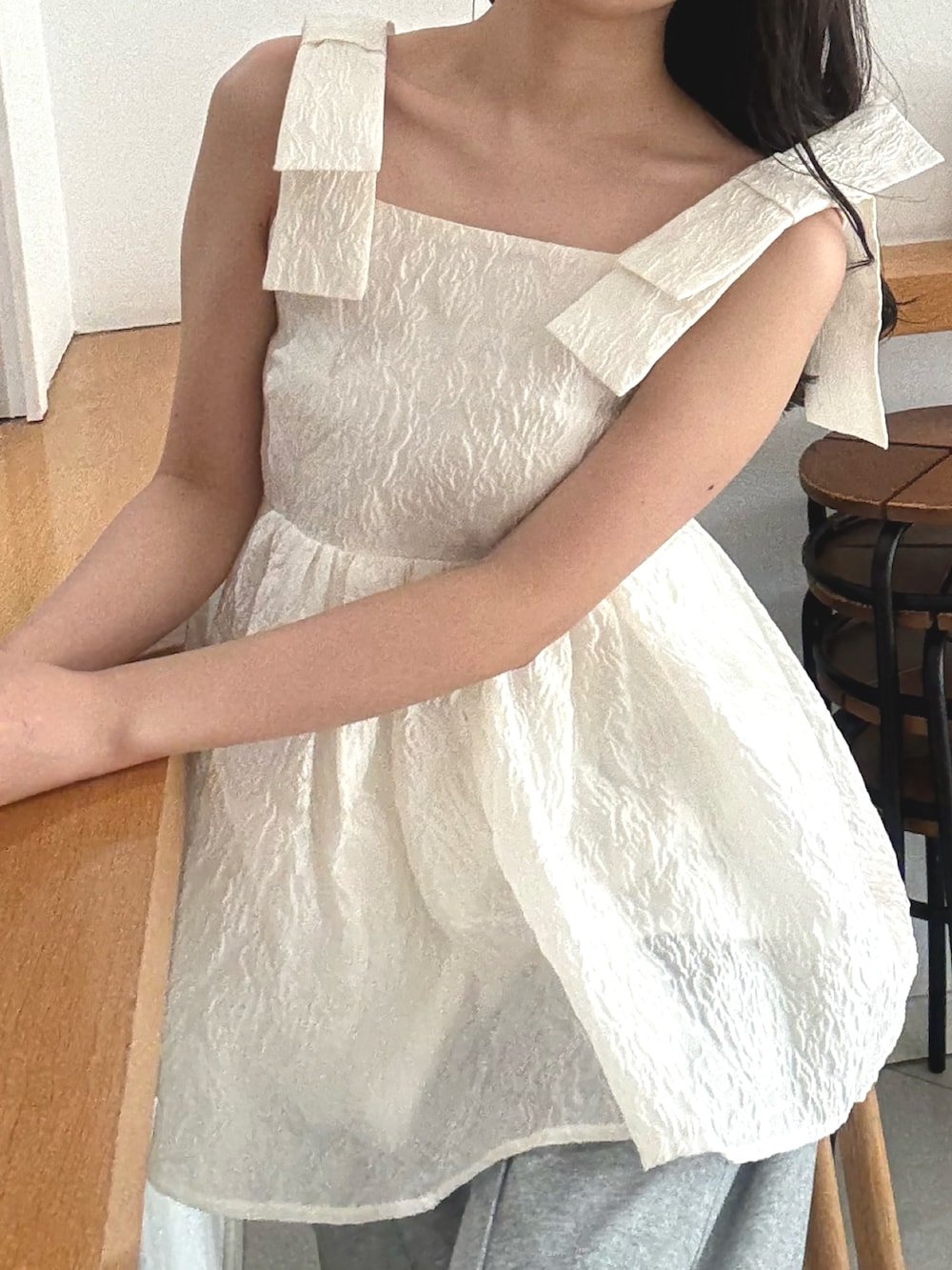 グレー系のその他パンツ、ホワイト系のシャツ/ブラウス、ホワイト系のパンプスを着用したレディースの夏コーディネートの5枚目の写真