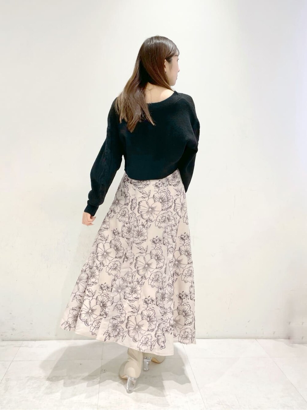 ベージュ系のスカート、ブラック系のカーディガン/ボレロ、ベージュ系のその他シューズを着用したレディースの冬コーディネートの3枚目の写真