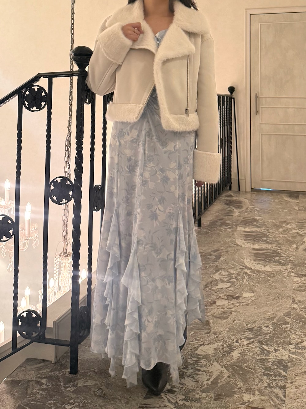 ブルー系のワンピース、ホワイト系のムートンコートを着用したレディースの秋コーディネートの6枚目の写真