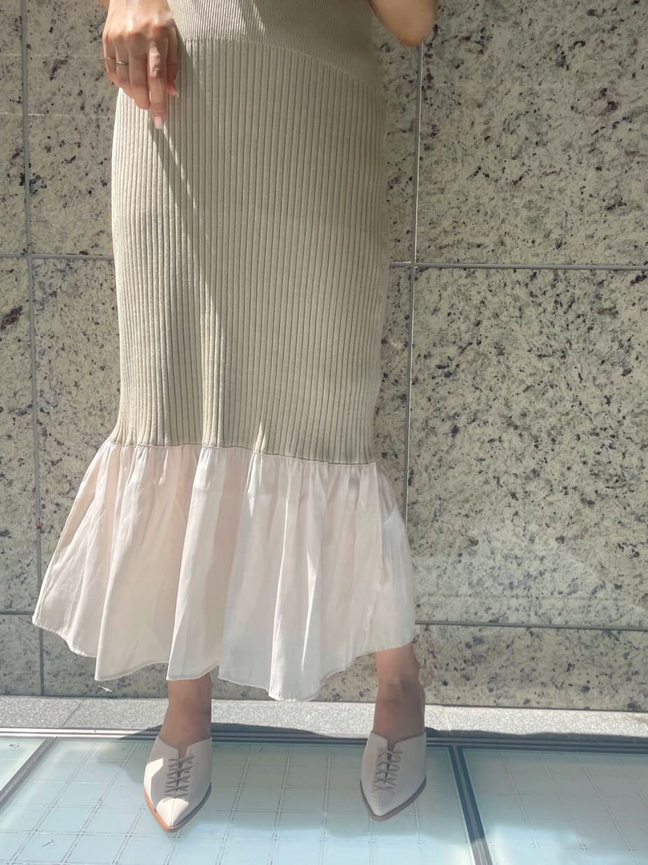 グリーン系のワンピース、ホワイト系のサンダル、ベージュ系のニット/セーターを着用したレディースの夏コーディネートの7枚目の写真