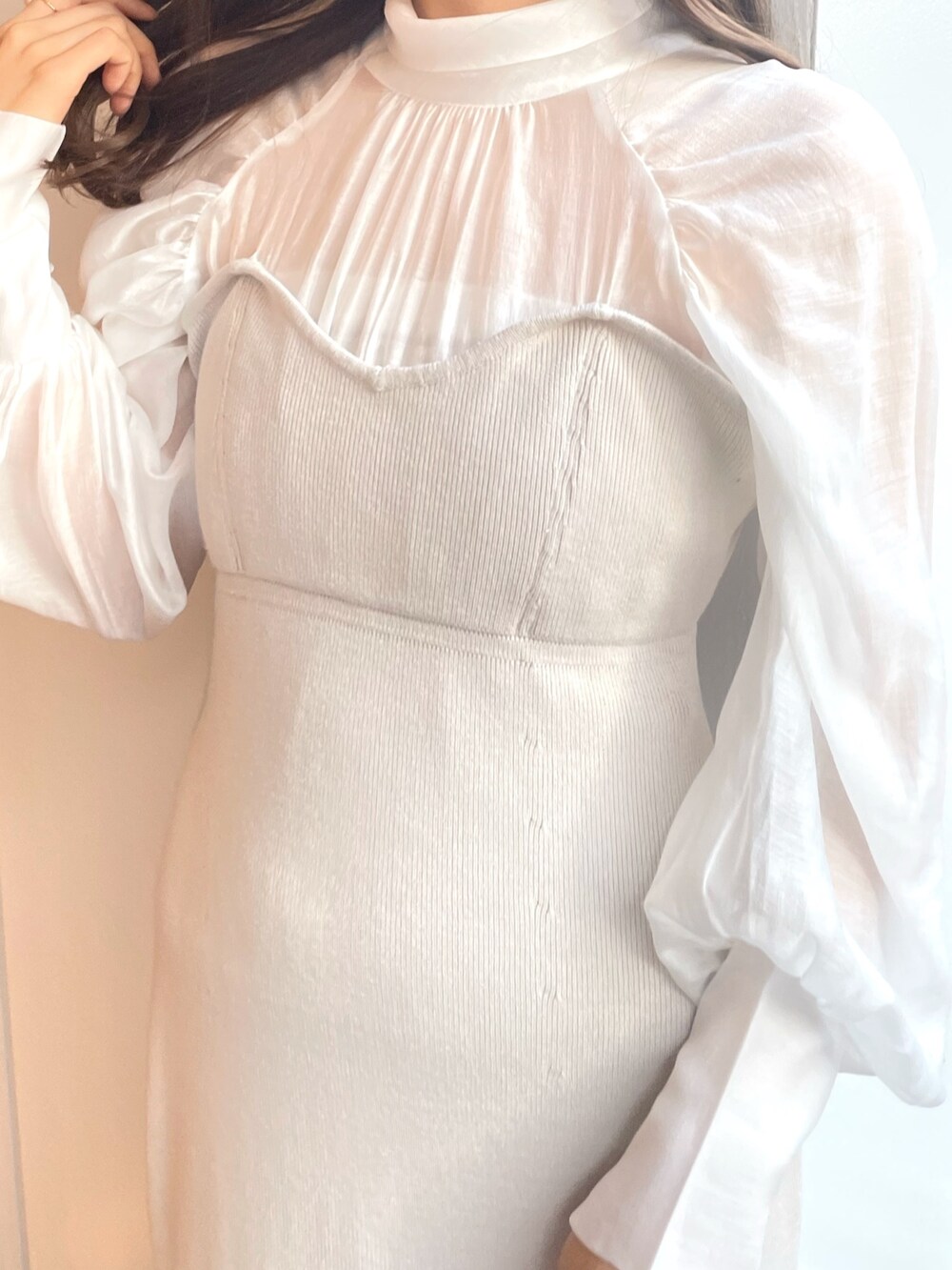 ホワイト系のワンピース、ベージュ系のライダースジャケットを着用したレディースの冬コーディネートの6枚目の写真