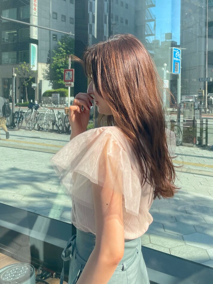 グリーン系のサンダル、グリーン系のその他パンツ、ベージュ系のニット/セーターを着用したレディースの春コーディネートの4枚目の写真