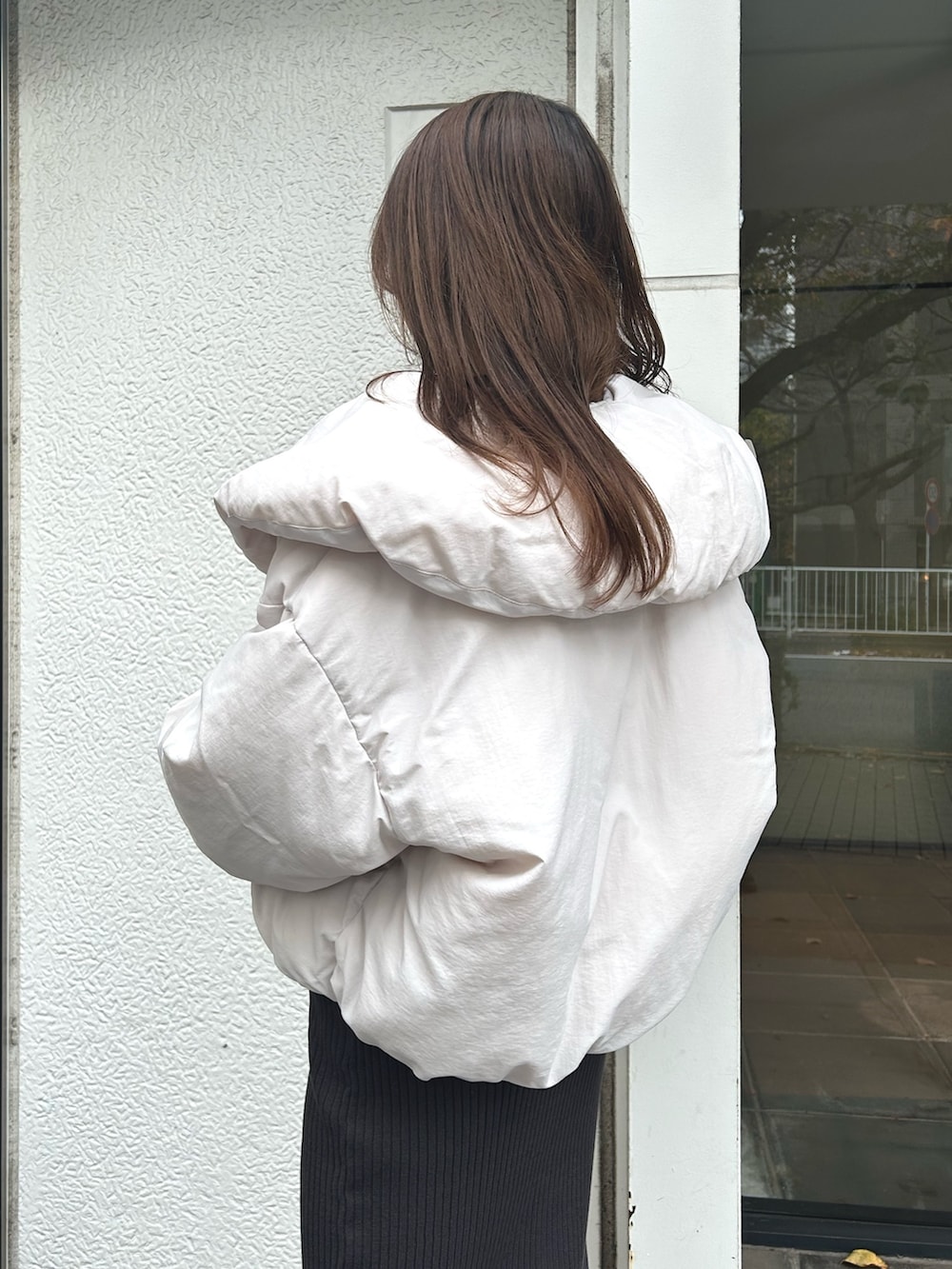 ブラウン系のブーツ、ピンク系のダウンジャケット/コート、グレー系のワンピースを着用したレディースの冬コーディネートの5枚目の写真