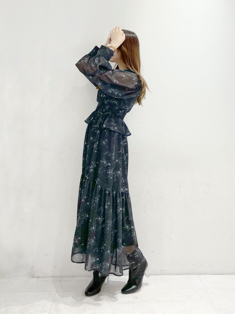 ブラック系のその他シューズ、ブラック系のワンピースを着用したレディースの冬コーディネートの3枚目の写真