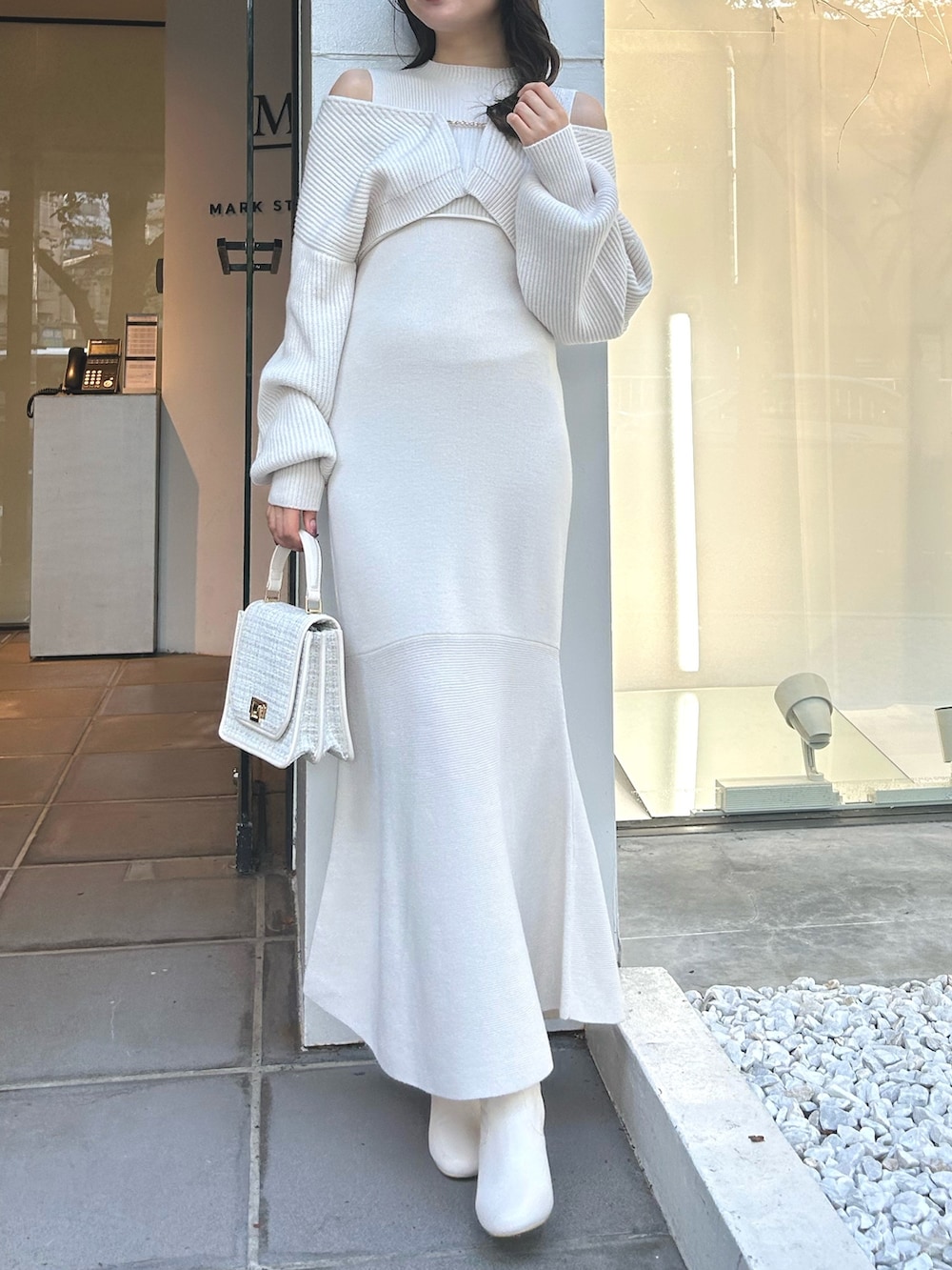 ホワイト系のワンピース、ホワイト系のダウンジャケット/コート、ホワイト系のショルダーバッグを着用したレディースの秋コーディネートの2枚目の写真