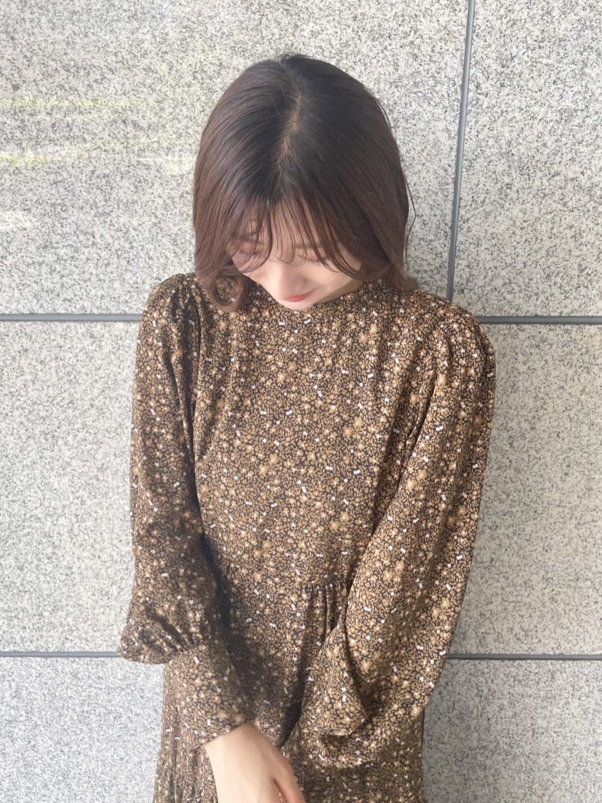 ブラック系のその他シューズ、ブラック系のテーラードジャケット、ブラック系のワンピースを着用したレディースの秋コーディネートの8枚目の写真