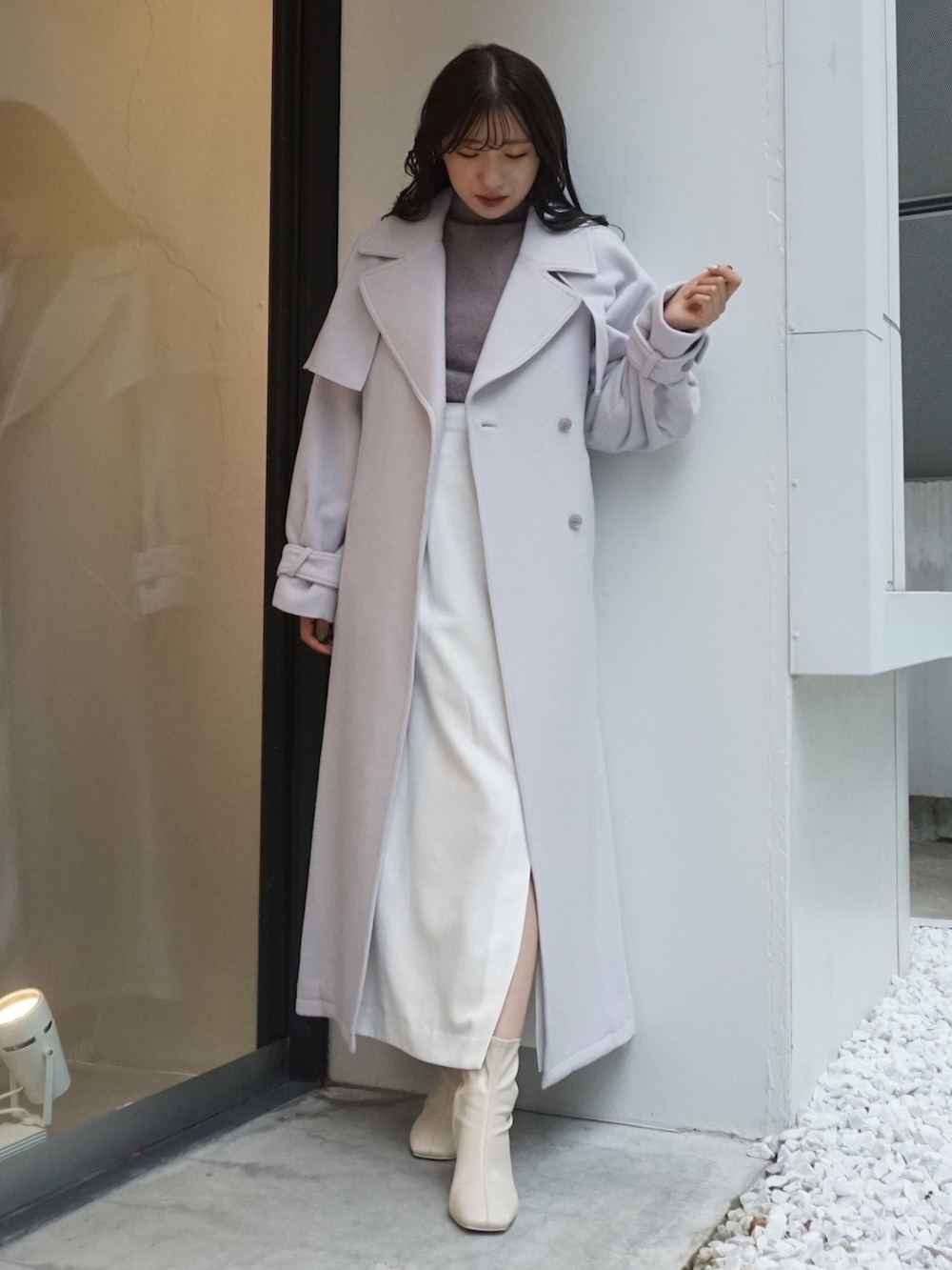 グレー系のその他アウター、ホワイト系のブーツを着用したレディースの冬コーディネートの2枚目の写真